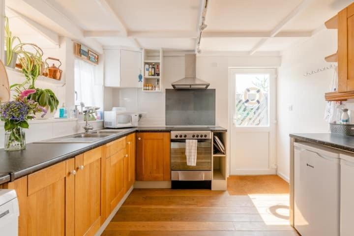 Dog Friendly Cottage 2 Mins To Beach With Hot Tub And Zappi Ev Lessingham Extérieur photo