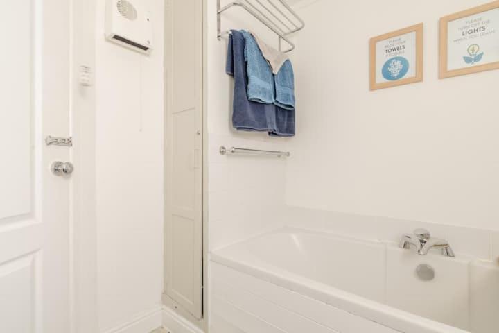 Dog Friendly Cottage 2 Mins To Beach With Hot Tub And Zappi Ev Lessingham Extérieur photo
